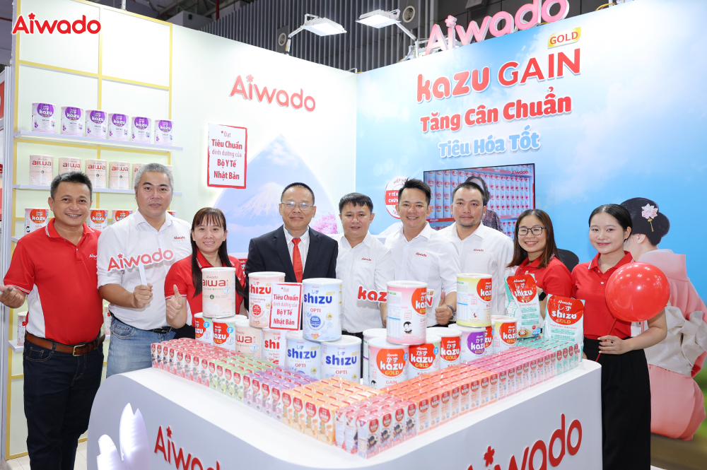 Ban lãnh đạo và đội ngũ nhân sự Aiwado rạng rỡ tại Vietbaby Fair 2026 (Ảnh: Aiwado).